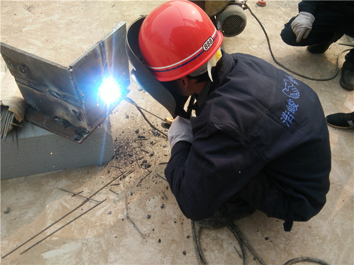 若想競賽美名成，且看焊工展技能